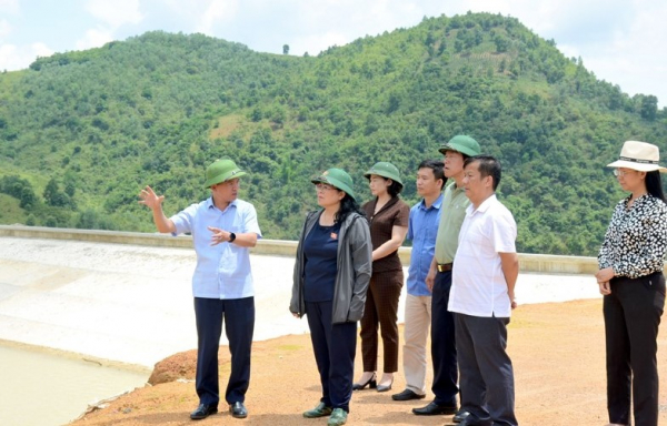 Đoàn giám sát HĐND tỉnh Điện Biên kiểm tra thực tế hồ Ảng Cang, huyện Mường Ảng với tiềm năng du lịch sinh thái - ẢNH NGUYỄN HIỀN